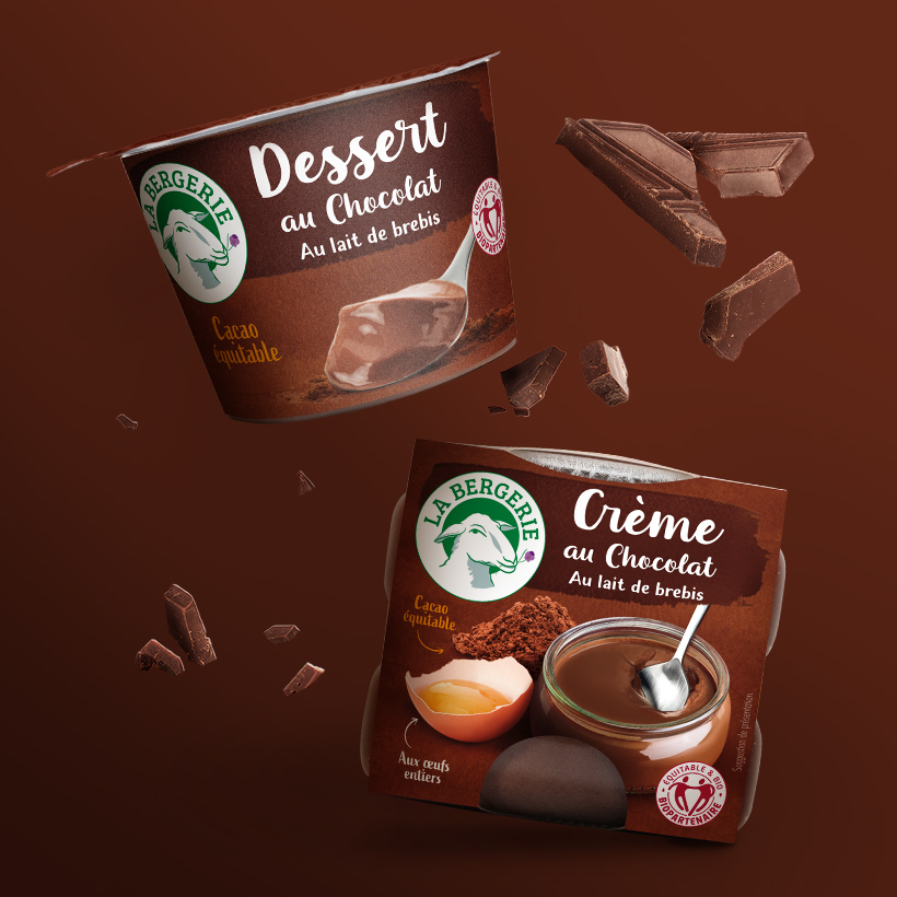 Gamme de deux packagings desserts chocolat La Bergerie, avec éclats de chocolat, sur fond marron