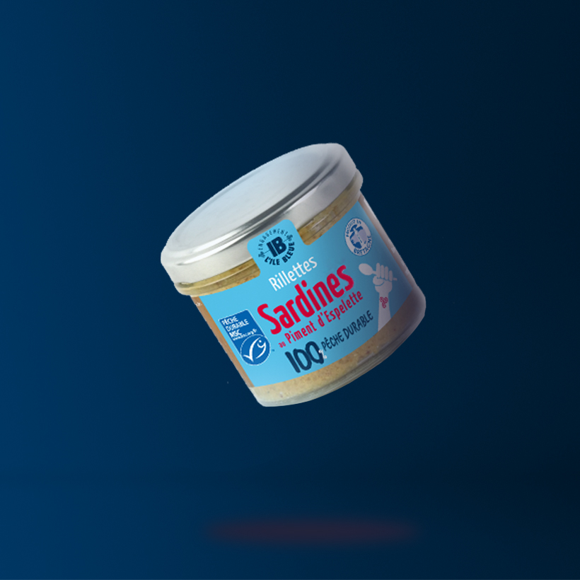 Packaging L’ile Bleue, pot en verre de rillettes, sur fond bleu foncé, vue de face