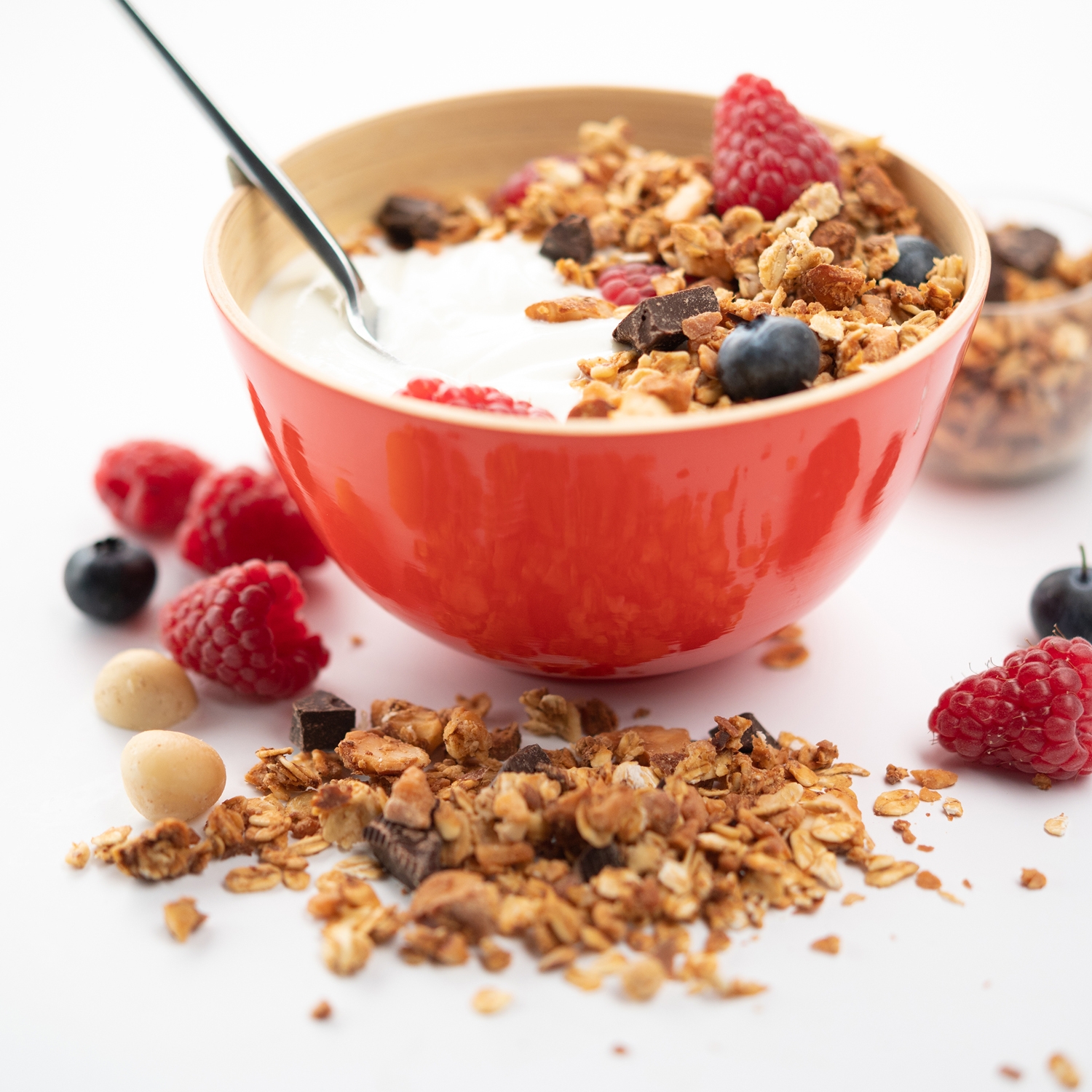 Photo culinaire bol de fromage blanc et muesli, pépites de chocolat, fruits rouges, vue de face