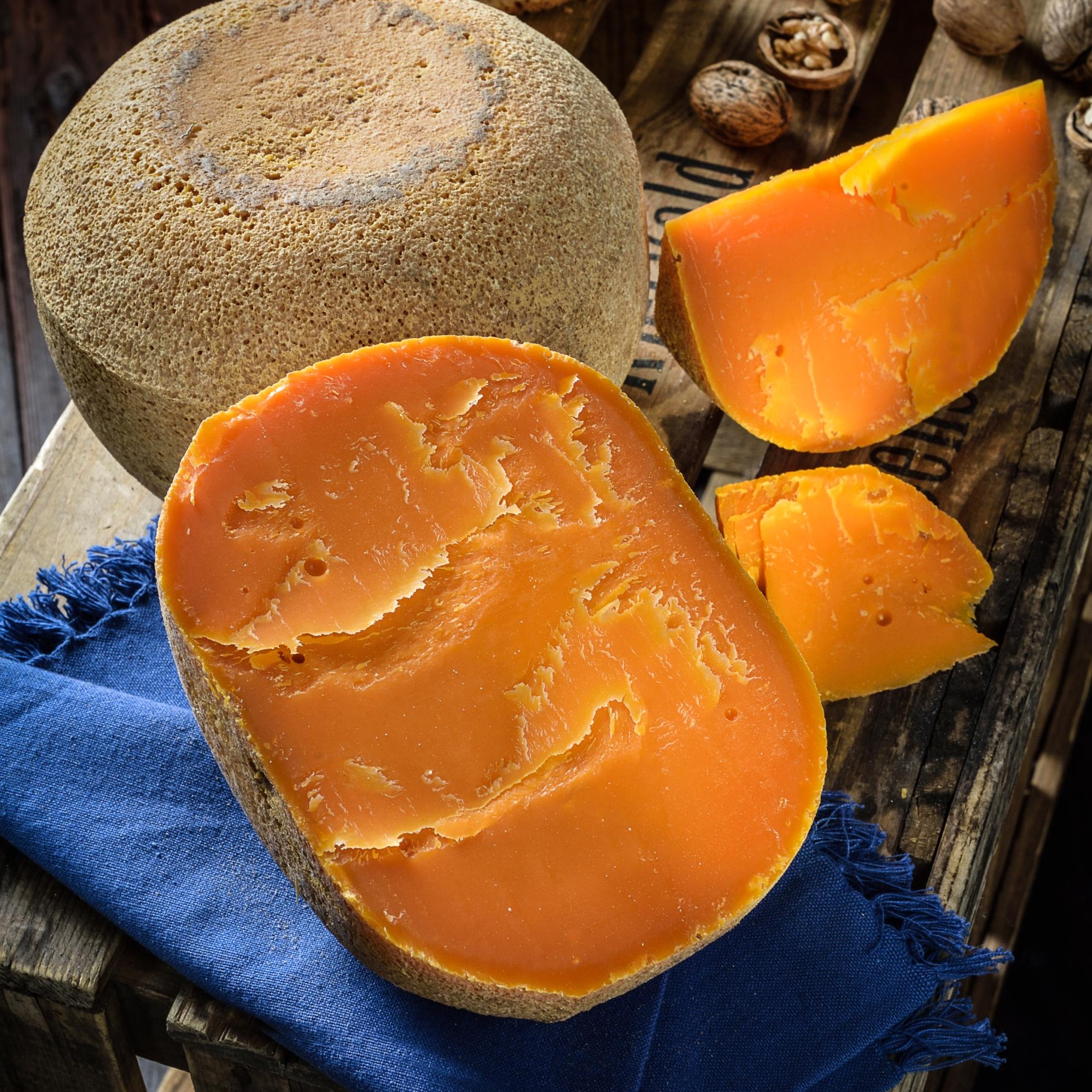 Tome de vieux gouda, part de fromage coupée, vue de dessus